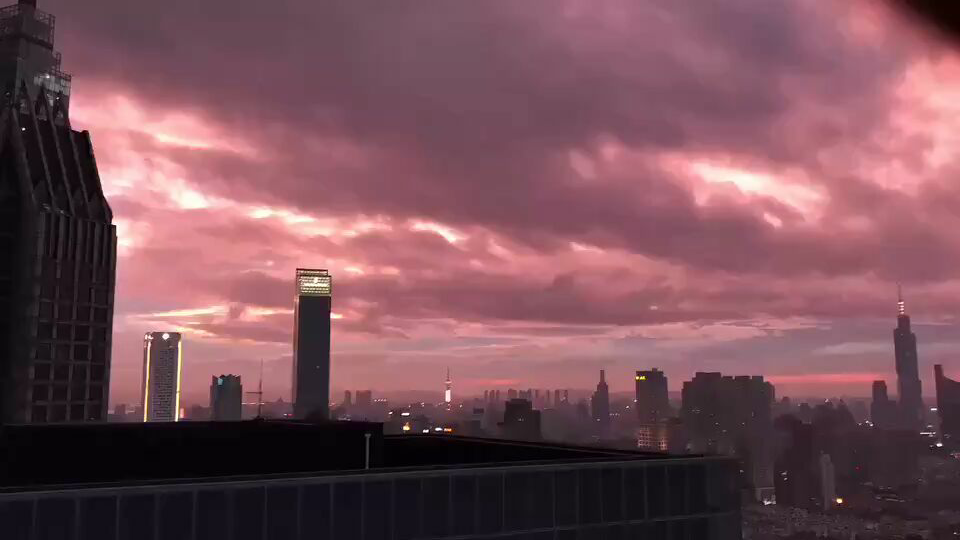 画戟朱楼映晚霞